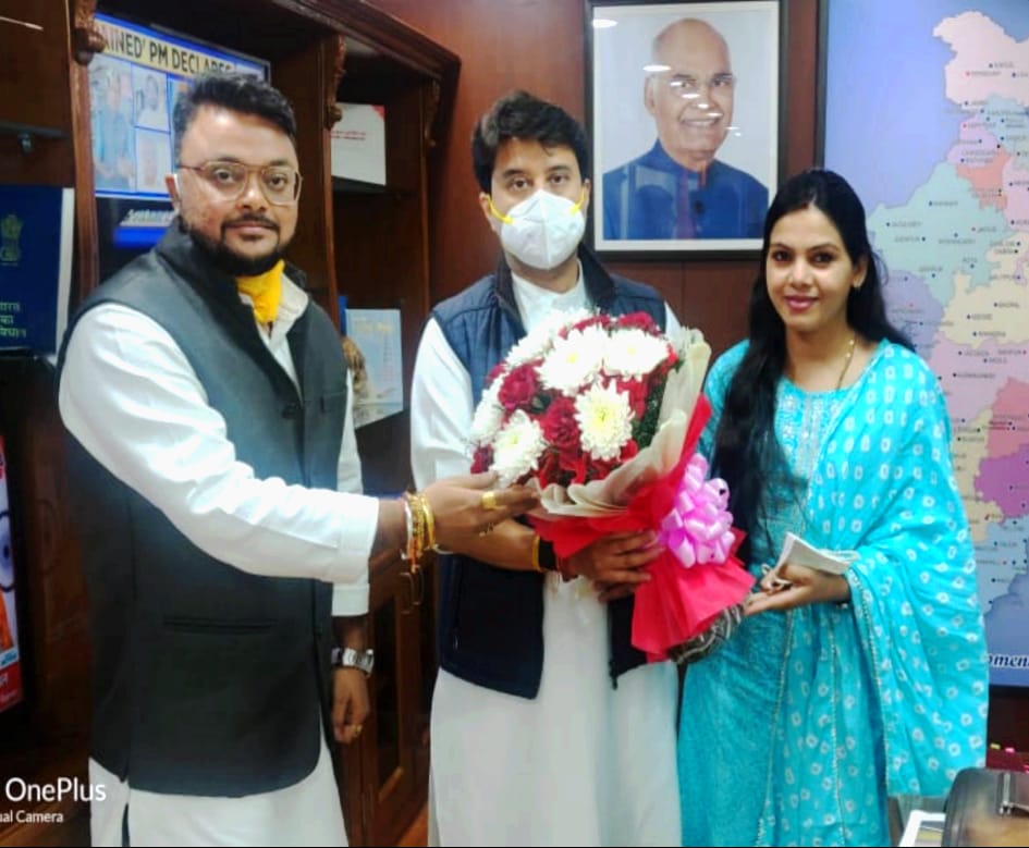 Roshniyadavmp's tweet image. आज दिल्ली में केंद्रीय मंत्री माननीय श्रीमंत @JM_Scindia जी से आत्मीय भेंट कर उनका आशीर्वाद एवं मार्गदर्शन प्राप्त किया। आपकी ऊर्जा ही हमारी प्रेरणा है l
@BJP4MP
@BJP4India
#RoshniYadav