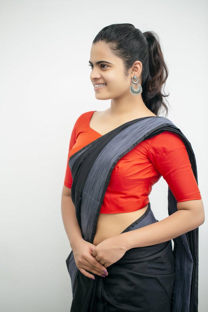 Poorvikaactress's tweet photo. Wear a saree, give them a reason to stare.
#postoftheday #photooftheday #poorvikarasasingam #poorvika #sareeblousedesigns #sareepic #fff #lfl #blacksaree @saree_blouse_ideas @sl_saree_lovers https://t.co/Gyu3YLBzfl