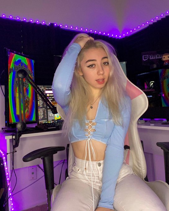 Need a cute gamer boy to come put their setup next to mine <3 https://t.co/Ig2vicgywn