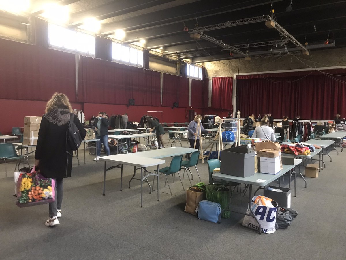 Effervescence salle polyvalente de <a href="/Villecresnes/">Villecresnes</a> pour l’installation du vide-dressing. Ouverture au public de 10h à 18h.