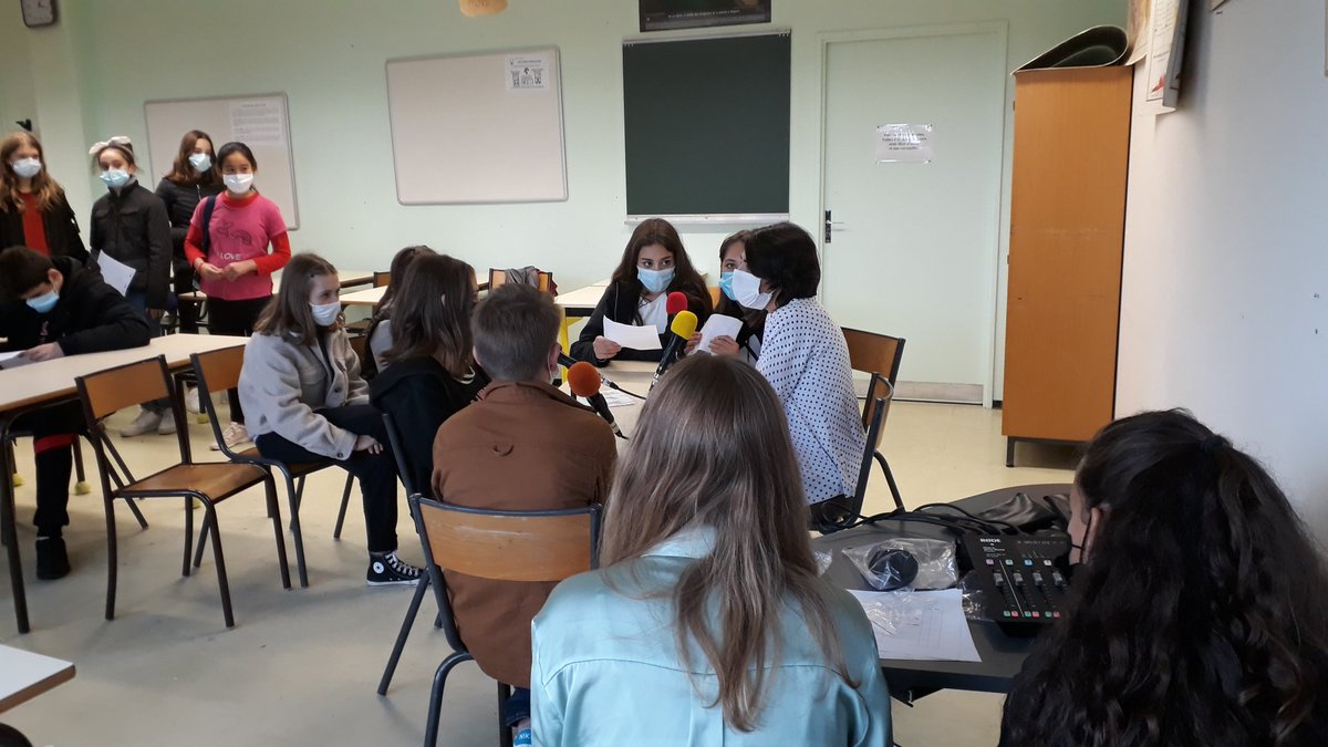 GDeschodt's tweet photo. #NonAuHarcelement 
Journée spéciale au collège Alexandre Varenne de saint-Eloy-les-mines : affiches, sensibilisation en cours et émission de webradio. Des collégiens engagés !
@acclermont https://t.co/3V745JIgcx