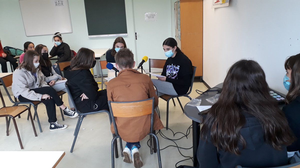 GDeschodt's tweet photo. #NonAuHarcelement 
Journée spéciale au collège Alexandre Varenne de saint-Eloy-les-mines : affiches, sensibilisation en cours et émission de webradio. Des collégiens engagés !
@acclermont https://t.co/3V745JIgcx