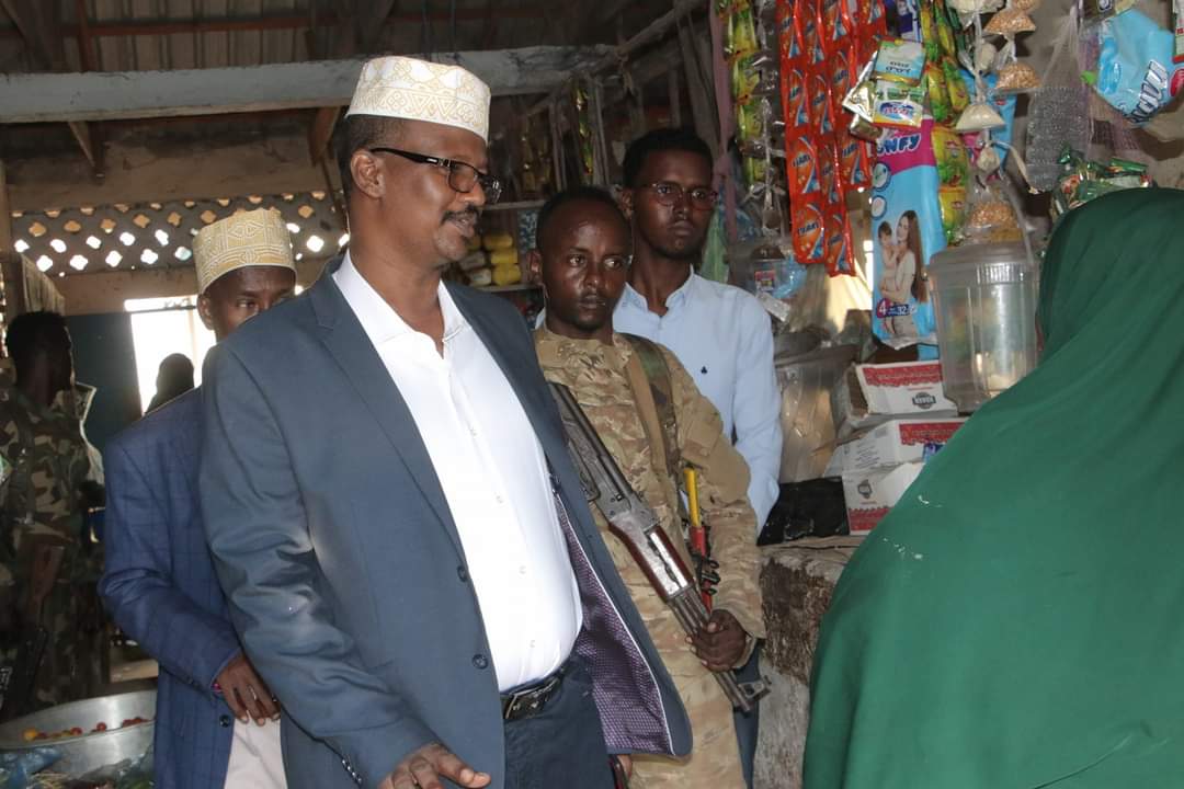 Waxaan maantay kormeeray qaar ka mid ah Suuqyada magaalada #Kismaayo oo dib u dayactir lagu ameeyey, si ay ugu ganacsadaan Waratadda wadooyinka hareerahooda fadhiya. Waxaan ka mahadcelinaya wadashaqeynta Masuuliiinta Degmada, hay'addaha amniga iyo bulshada deegaanka.