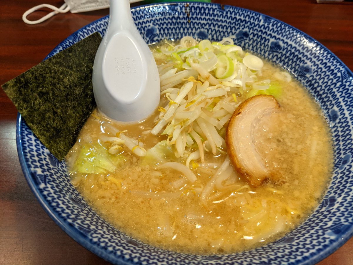 sunaf's tweet image. 吉祥寺でぶぶかを発見！学生時代、高田馬場店にはよく通っていたものです。10年ぶり以上の懐かしの味。

あれ？細い縮れ麺ではなかったような。お店によって違うのですかね。
ごちそうさまでした。