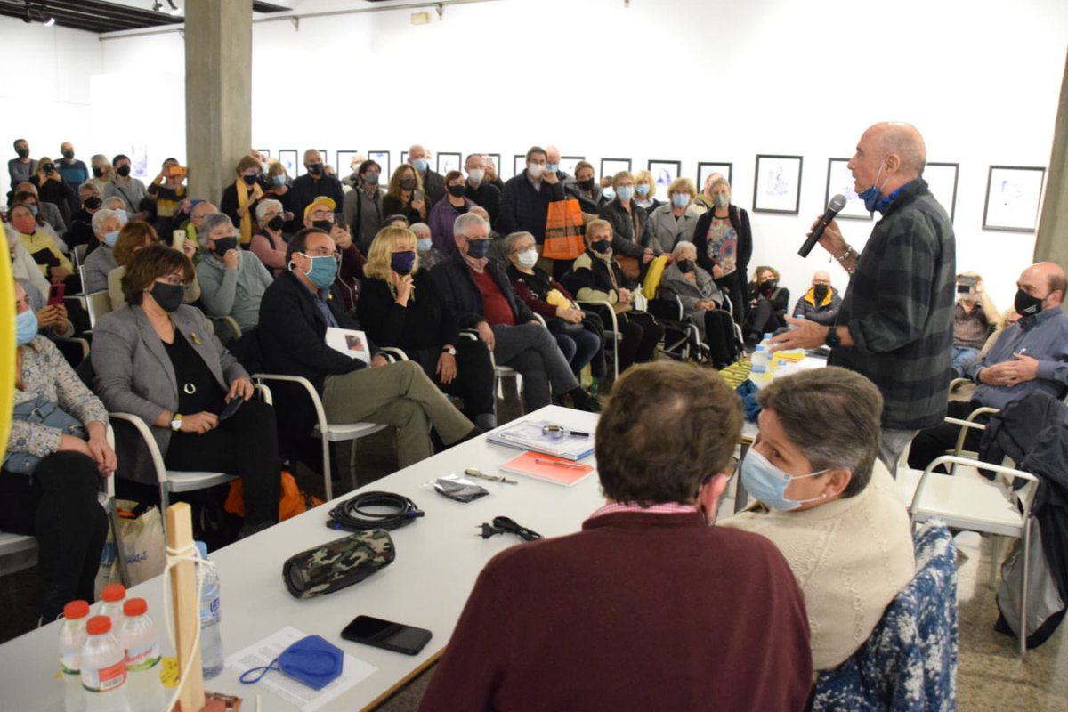 joseprull's tweet photo. Gran (i massiva)presentació del llibre i l'exposició del gran @JordiMagria1, “Bicman”, al @CCulturalTRS. Les intervencions de @lluis_llach i @mgabriela_serra han estat una autèntica lliçó d’humanitat, de compromís, de decència. Hem carregat moltes piles! https://t.co/GAmVzcbKYq