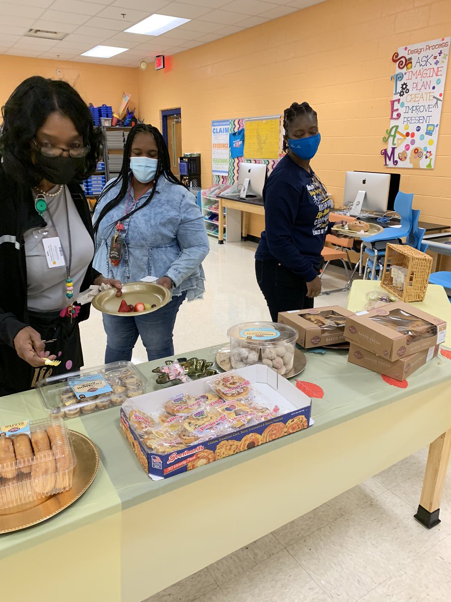 thequeen_d's tweet photo. Palmetto Elementary School’s ‘Sunshine Committee’ is thankful for our amazing staff members. Breakfast fellowship @PalmettoEagles Have a happy Thanksgiving! @jacqbowens @DrTamaraCandis https://t.co/a9dCkhSpvW