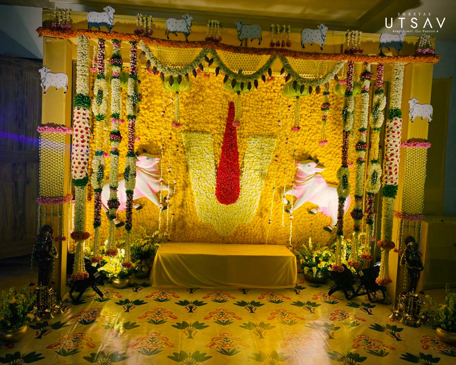 Mahendra Events & Weddings - We found a traditional wedding mandapam  executes our telugu sampradaya pelli panidiri And middle centered with the  lotus pasting roses presents Center of attraction in mandapam Kobbari