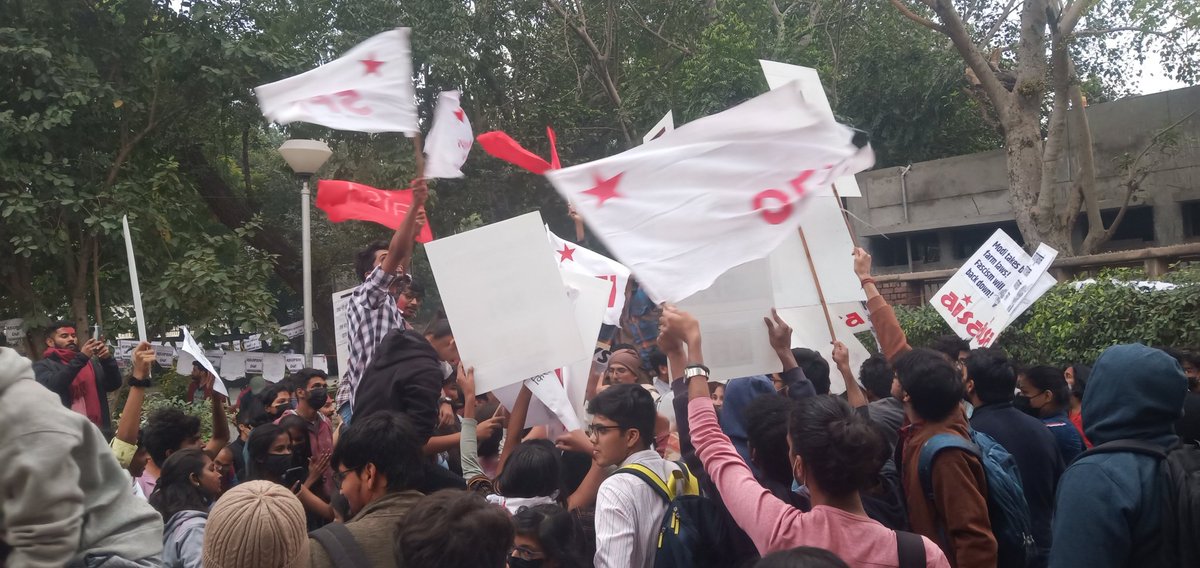 MayukhDuke's tweet photo. Farm law jhanki hain
NEP aab baki hain.

Victory rally of SFI in different corners of country.

#FarmLawsRepealed #RejectNEP #BanNEET https://t.co/ngTrw4wJnT