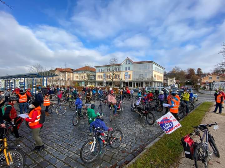 RosenheimGruene's tweet photo. #Radldemo heute in #BadEndorf. 🙂💚 https://t.co/n7jlI7nhNZ