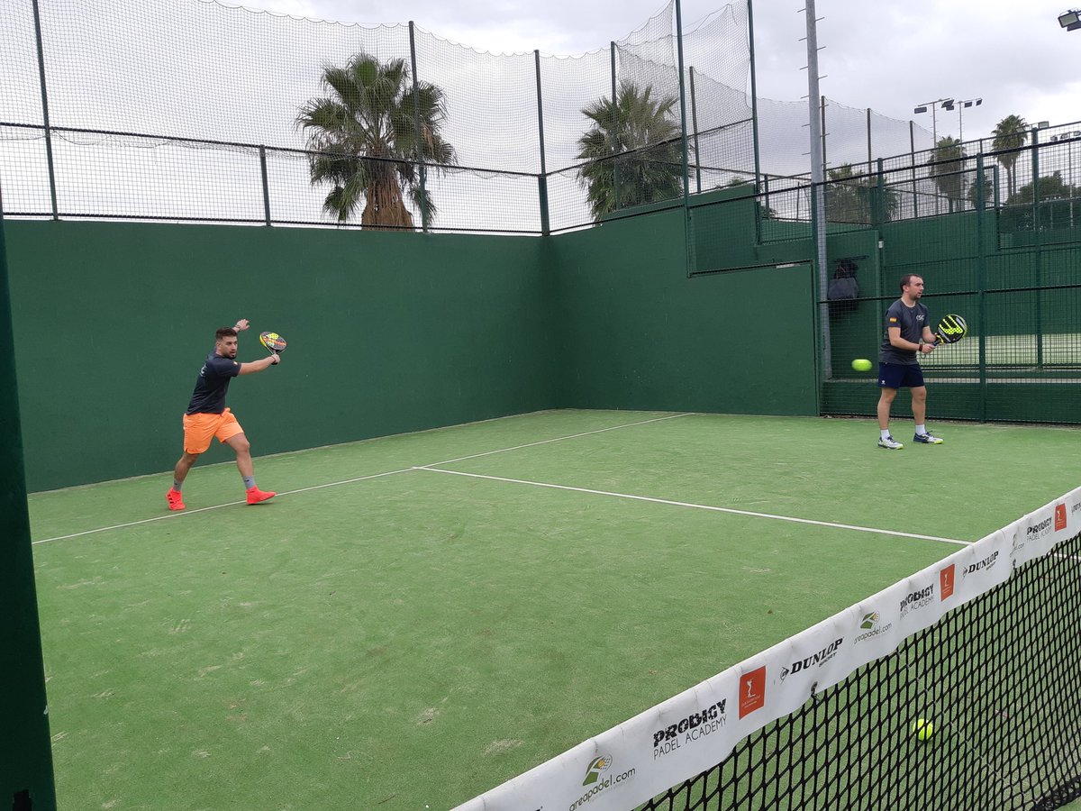 AndAerospace's tweet photo. La semifinal de segunda categoría la juega el equipo rojo integrado por #Airgrup vs. El equipo negro integrado por @Deloitte #Atexis, #Studec #Cubicoff y @FADA_CATEC https://t.co/2Tu0QPoZ44