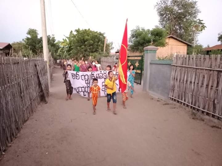 Mnla98479375's tweet photo. The protesters marched in #YeKyiPin village, #Yinmarpin Township, on November 20
against the military junta.
#WarCrimesOfJunta
#Nov20Coup
#WhatsHappeningInMyanmar https://t.co/OdDMG02KjP