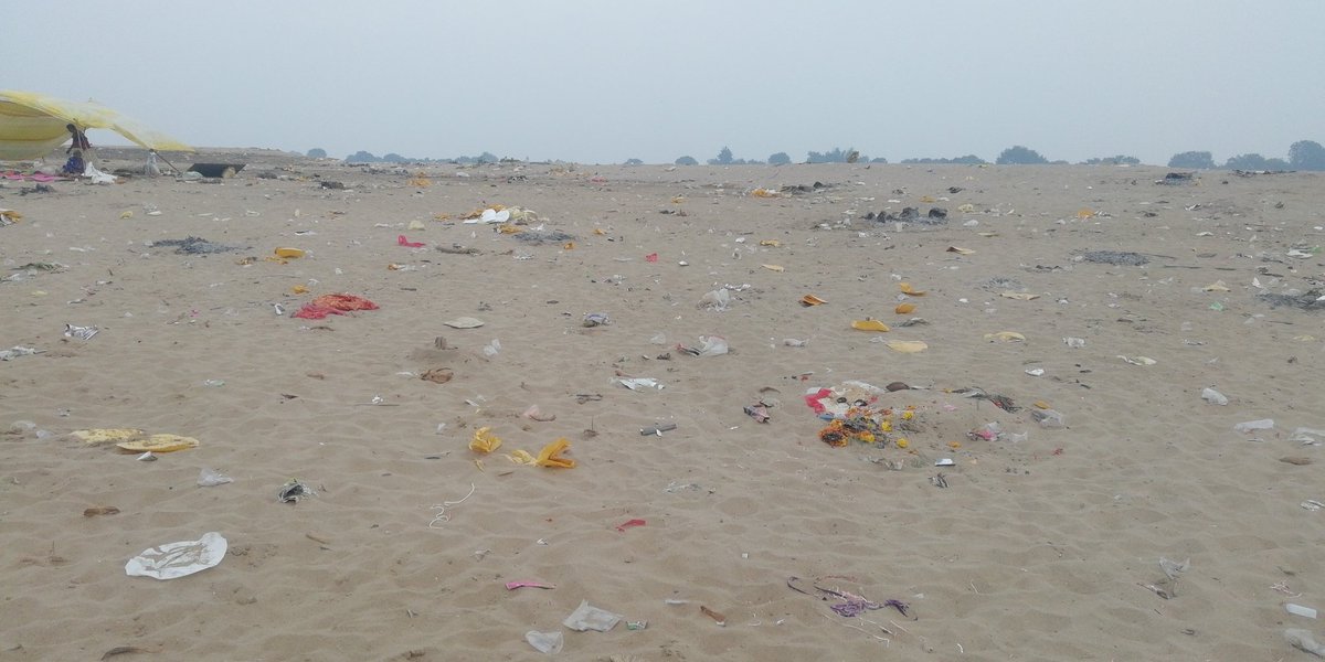 journalactivist's tweet photo. कार्तिक पूर्णिमा के बाद माँ नर्मदा-तवा संगम स्थल बांद्राभान तट की दयनीय स्थिति जहां नज़र दौड़ाओ वहां डिस्पोजल, पॉलिथीन, कचरा। यह स्थिति तब है जब प्रशासन ने मेला आयोजित करना स्थगित कर दिया था।
@dmhoshangabad
@OfficeofSSC
@PMOIndia
#SwachhBharatAbhiyan https://t.co/SoybV2xOXZ