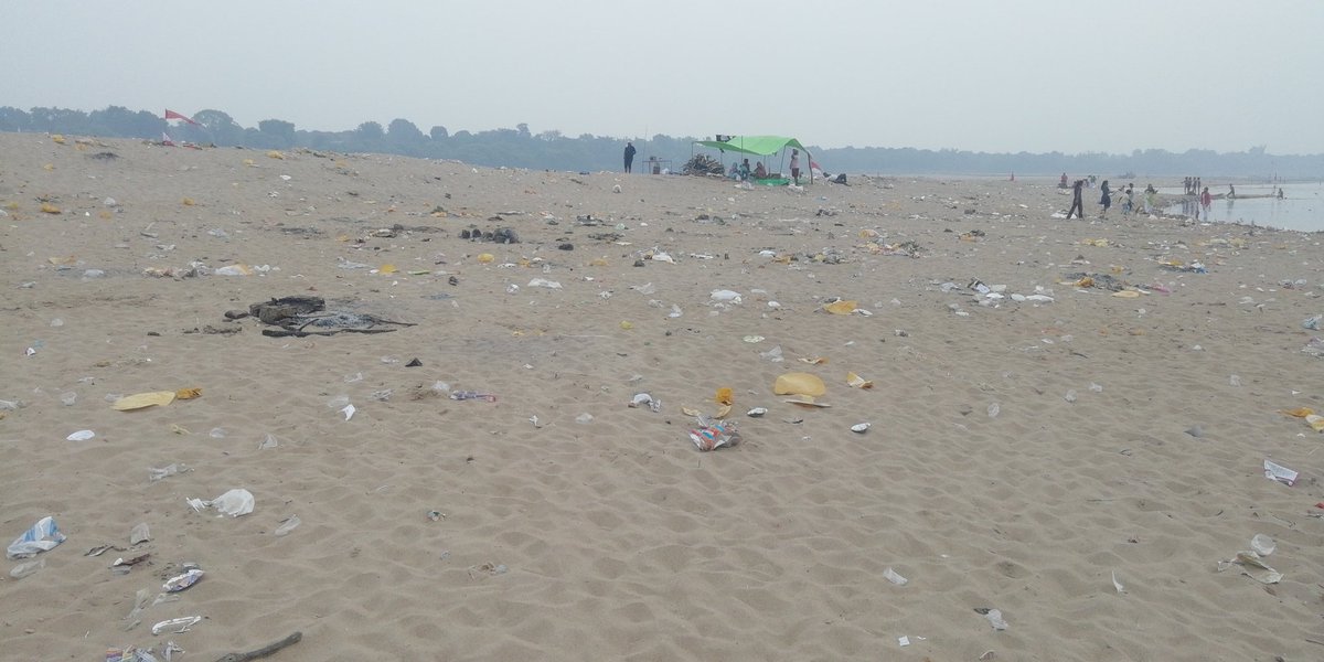 journalactivist's tweet photo. कार्तिक पूर्णिमा के बाद माँ नर्मदा-तवा संगम स्थल बांद्राभान तट की दयनीय स्थिति जहां नज़र दौड़ाओ वहां डिस्पोजल, पॉलिथीन, कचरा। यह स्थिति तब है जब प्रशासन ने मेला आयोजित करना स्थगित कर दिया था।
@dmhoshangabad
@OfficeofSSC
@PMOIndia
#SwachhBharatAbhiyan https://t.co/SoybV2xOXZ