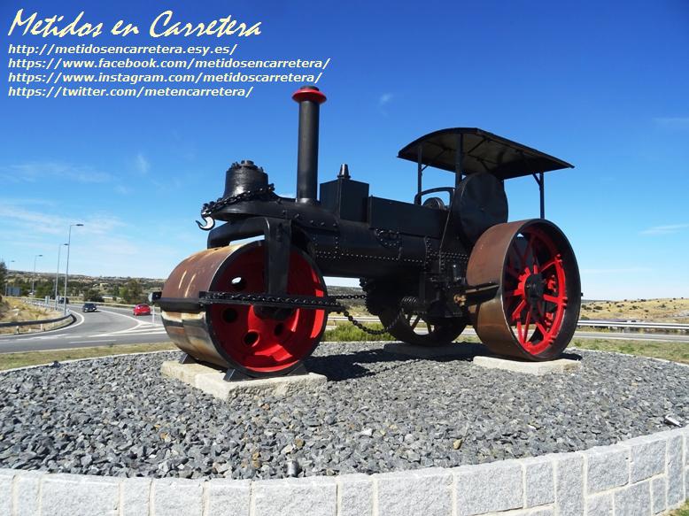 MetEnCarretera's tweet photo. #Apisonadora de #vapor cedida por @jcyl que preside la glorieta de acceso a #Ávila desde la carretera de Salamanca. Fabricada en 1935, durante décadas se utilizó en las carreteras de la provincia, inicialmente para compactar las capas de macadam extendidas en las #carreteras https://t.co/tI9RfyBl6q