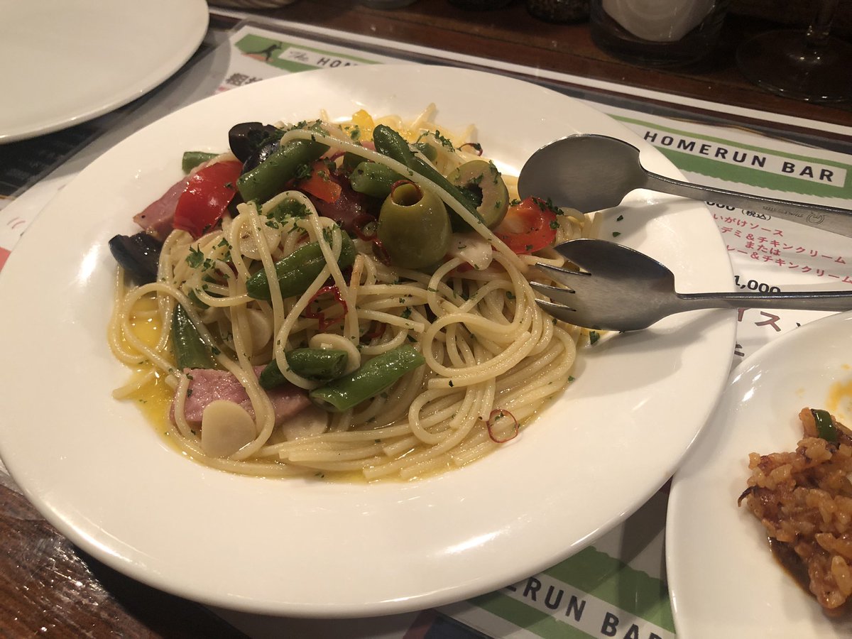 kobamiku's tweet photo. 日本シリーズ観ながら夕飯 #HOMERUNBAR https://t.co/blpxHARnrg