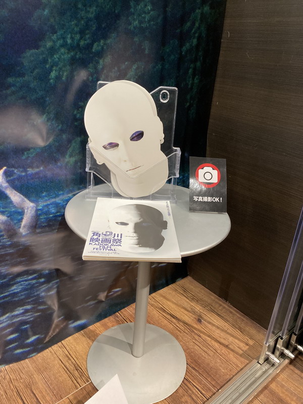 のざわよしのり 犬神家の一族 は 4k修復で音も良くなったおかげで 映画冒頭で佐兵衛翁が息を引き取るまでの間 三國連太郎が唇で プフー プフー と息を吐いている音が従来のソフトよりもクッキリ聴こえましたわ 古館弁護士を指さす時の んん