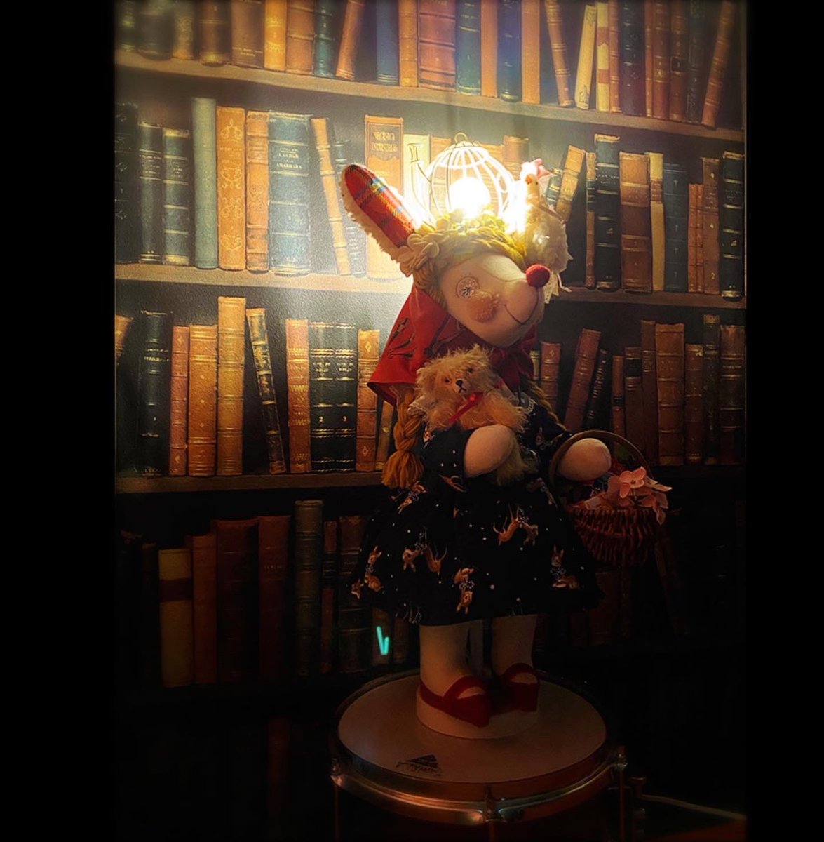 prickle_D_mikke's tweet photo. 不思議の森へ向かう人🐰
身長60㎝の大きなランプ
作りました。
バンビ柄のワンピース
着ています
.
🎄12月8日(火)~14日(水)
阪急うめだ本店10階
うめだスーク中央街区
4番小屋
🎄不思議の森のクリスマス🎄
“TRUMP森”
.
.
.
#不思議の森 #ランプ #lamp
#スタンドライト #standlight https://t.co/J7ZgxLlvR7