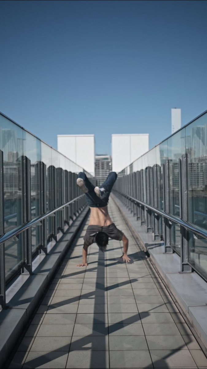 CreatorTomoe's tweet photo. no.112 walking 

今回の逆立ちスポットは
豊洲市場の屋上緑化広場 

逆立ちはこちら💁‍♂️
https://t.co/DFIvES9a4j 

#TOKYOHandwalker
#no112
#handstand 
#逆立ち歩き 
#東京逆さま観光 
#personaltrainer 
#bboy 
#TOKYOhandwalker
#japan
#handwalk 
#東京逆さま観光
#アームバランス https://t.co/7cjqYsrn3F