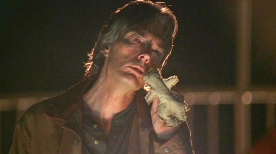 gilliansxgirl's tweet photo. X Files Saturday Night rewatch #Theef S7.14. Mr Peattie is creepy as!! You always keep me guessing, love these lines between them in this ep🥰 Magic dirt. Voodoo dolls. Poppin corn. Microwaving the doll, brutal. When he blinds Scully 😩 she is so freaked out. Mulder saving her ❤️ https://t.co/MQk1sKlSte