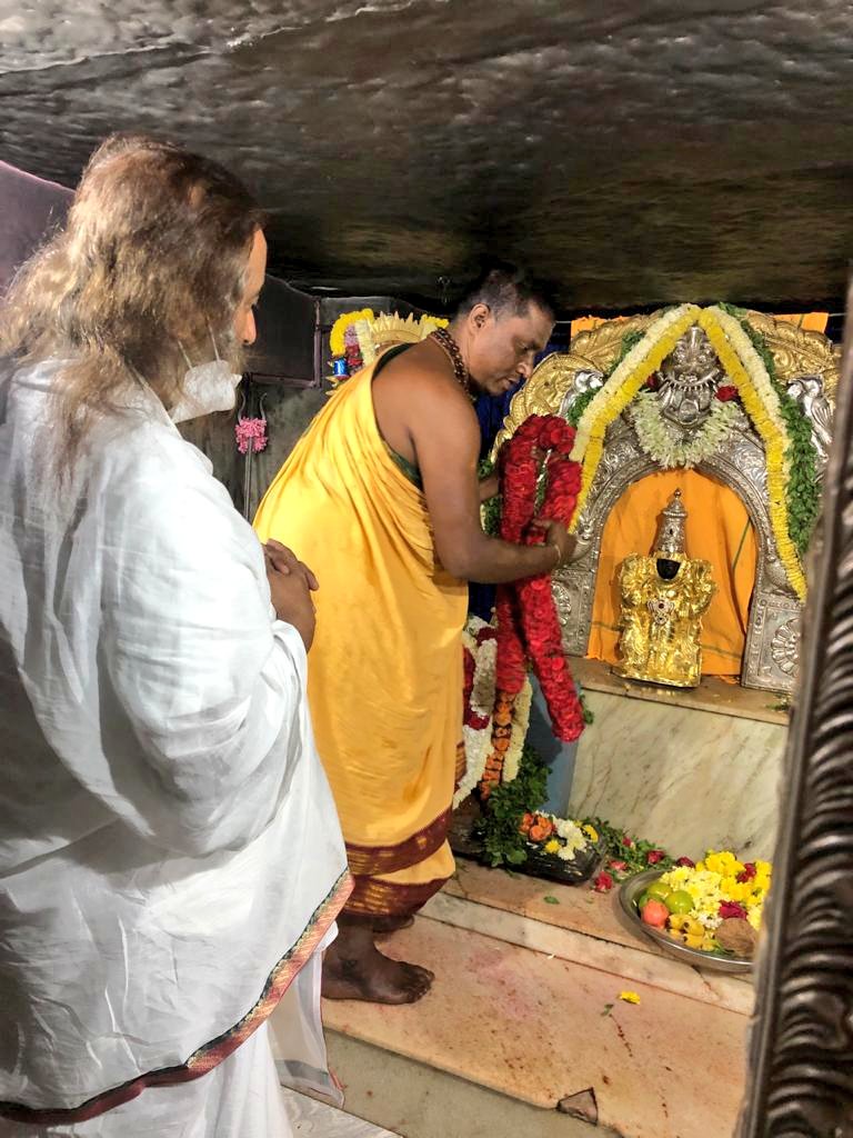 Gurudev visits Shani temple. 

#GurudevNow