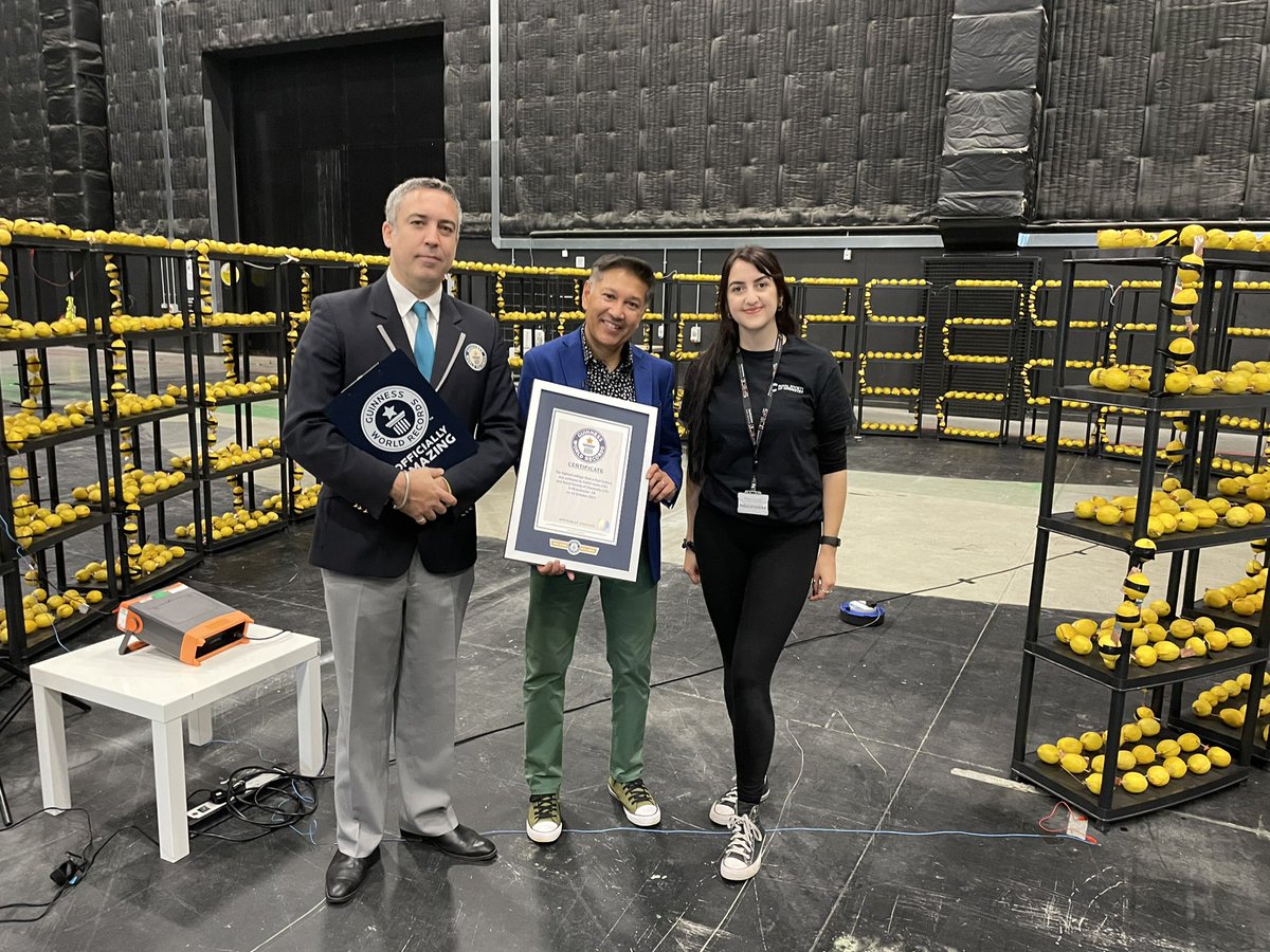 PimlottJessica's tweet photo. I had so much fun taking part in this!! Check out the full YouTube video below ๐๐ Weโre official @GWR holders ๐
#Energy #outreach #chemistry #LemonBattery https://t.co/WkKVYQk2CN