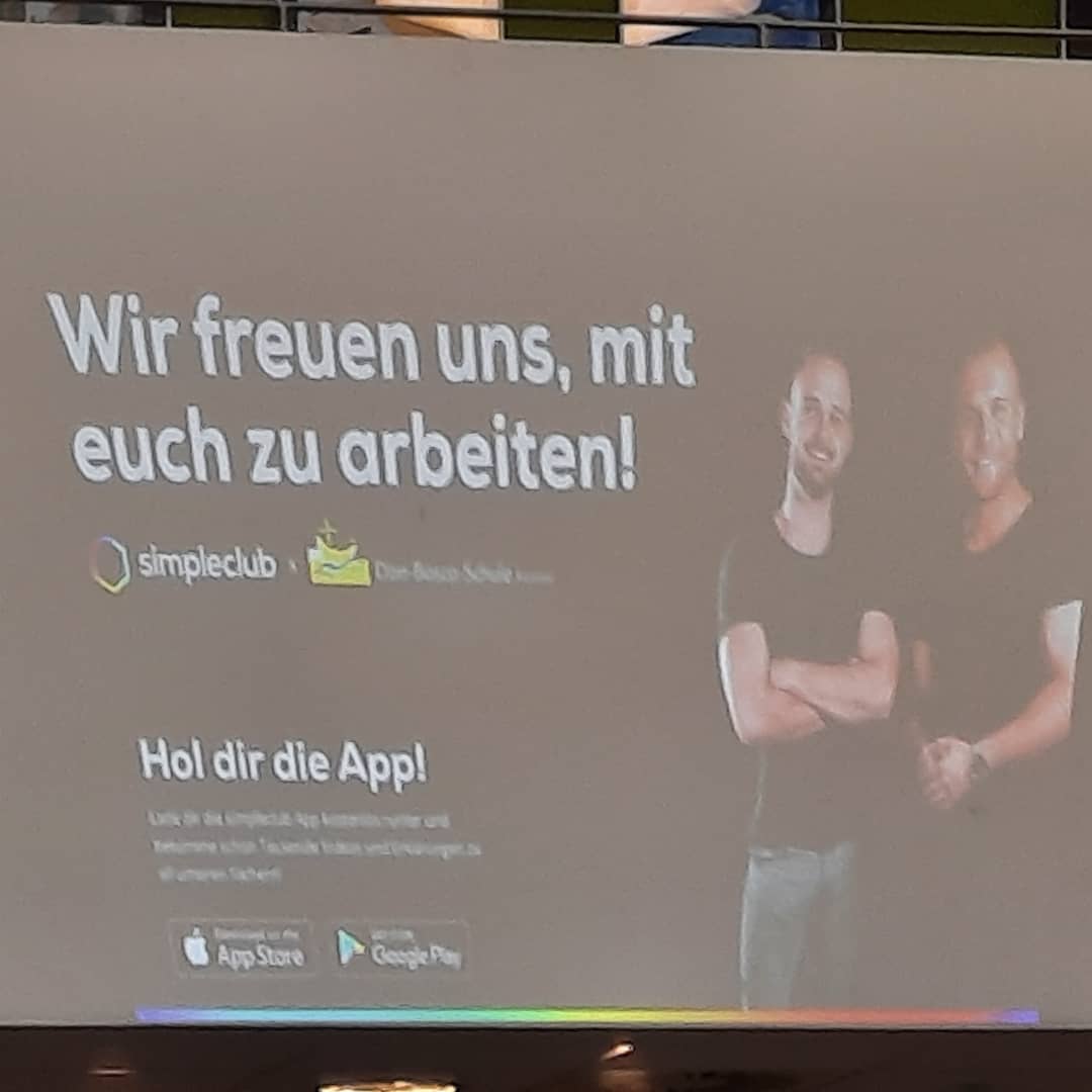 kammmia81's tweet photo. #samstagsunterricht
#thesimpleclub war an der DBS...die Leute sind nicht nur gut drauf...sie haben Ideen und Visionen...#miteinanderstattgegeneinander..so geht #Zukunft
#digtaleschule #digitaleslernen #individuelleslernen https://t.co/aPFNAoR4Gz