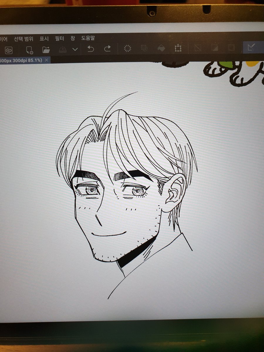 갤럭시탭7 잠깐 빌려서 그림 그려보고 있는데 당연하겠지만 폰보다 그리기가 훨씬 편하네..🤔💦 