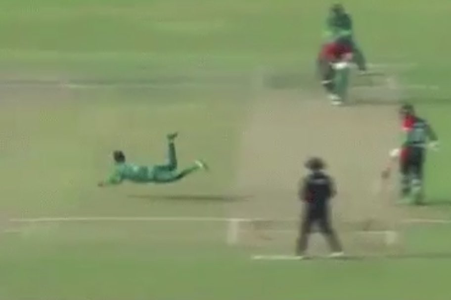 76Shadabkhan's tweet image. Another team effort for that victory. Aur ek zaruri baat: Budha nahi hua abhi mai @babarazam258 😜.