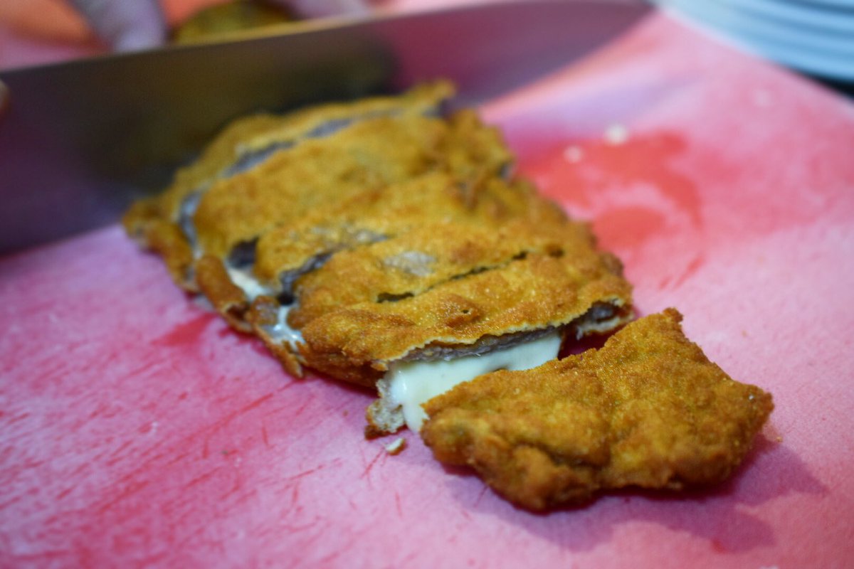 Casi se puede escuchar como cruje la fina capa de empanado de nuestro San Jacobo ¿lo escucháis?

👉Llámanos y reserva vuestra mesa, os esperamos!!
#LaMontanera 

📍C/Juan Sebastián Elcano 16
Sevilla (Barrio de Los Remedios)