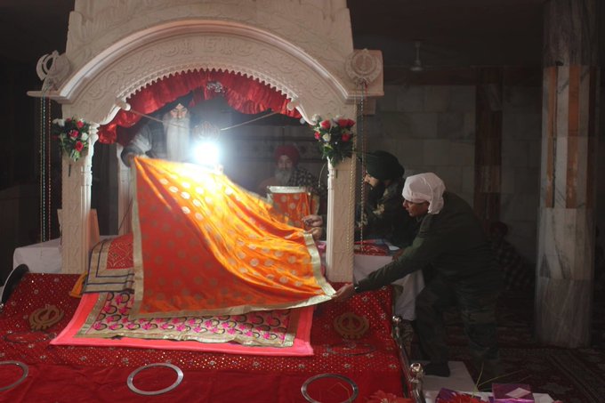 AltafHu77199137's tweet photo. #ArmyForPeace celebrated this #GuruPurab by hosting a langer at the ancient gurudwara in Dharmshal village of #Badgam dist. Apart from religious functions, sweets were distributed to devotees. Spreading #PeaceInKashmir. #KashmirForTiranga
#PeacefulKashmir
#IndianArmyForAwaam https://t.co/K3fNV38jkl