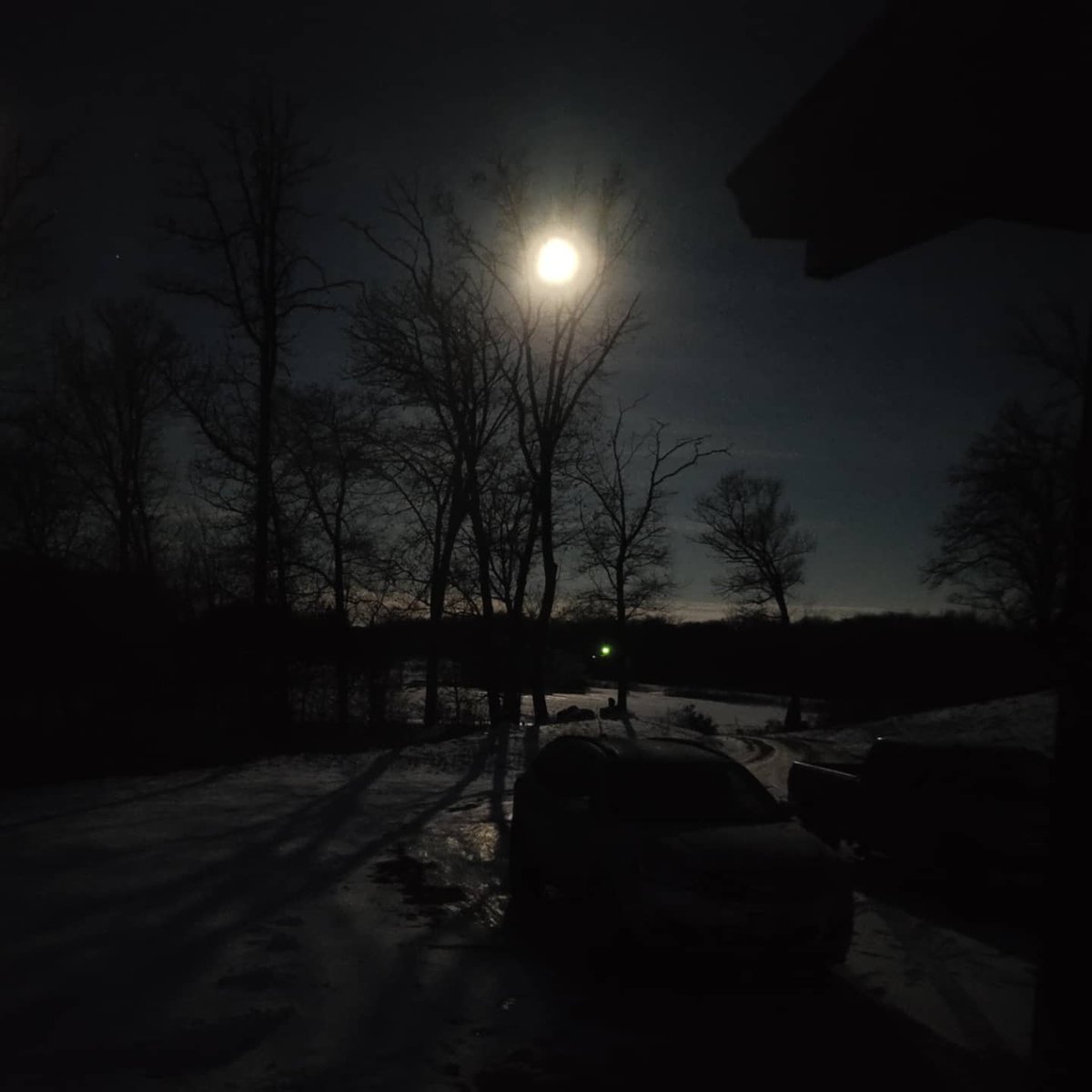 kbettcher's tweet photo. The moon was/is gorgeous this morning. These pics were taken seconds apart. No *night mode* on vs *night mode* on. #detroitlakes #frazee https://t.co/DvQbQcnj2R
