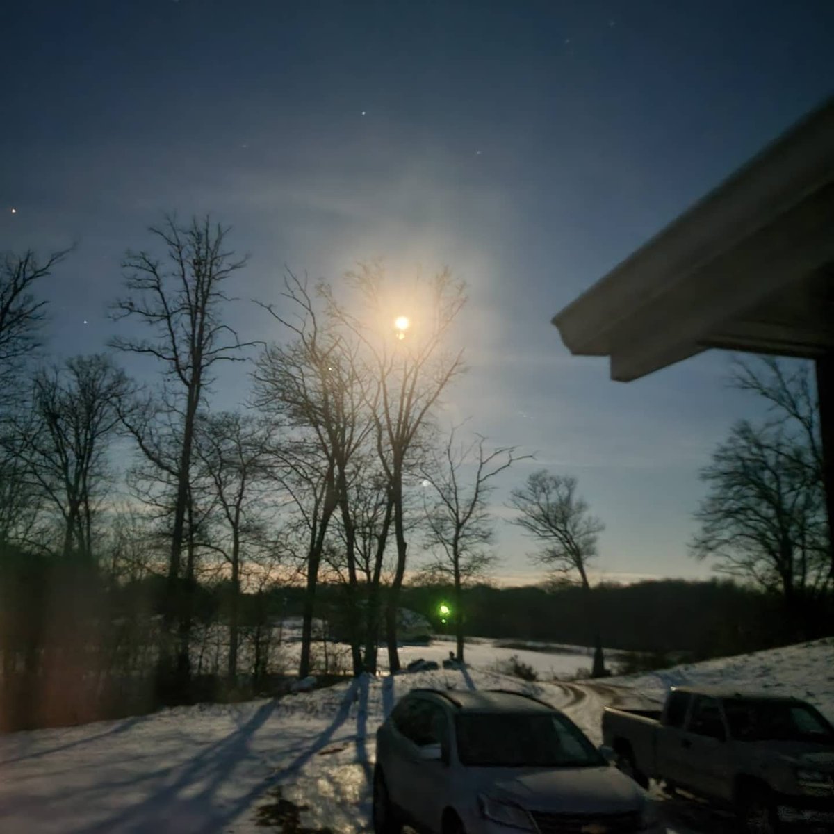 kbettcher's tweet photo. The moon was/is gorgeous this morning. These pics were taken seconds apart. No *night mode* on vs *night mode* on. #detroitlakes #frazee https://t.co/DvQbQcnj2R