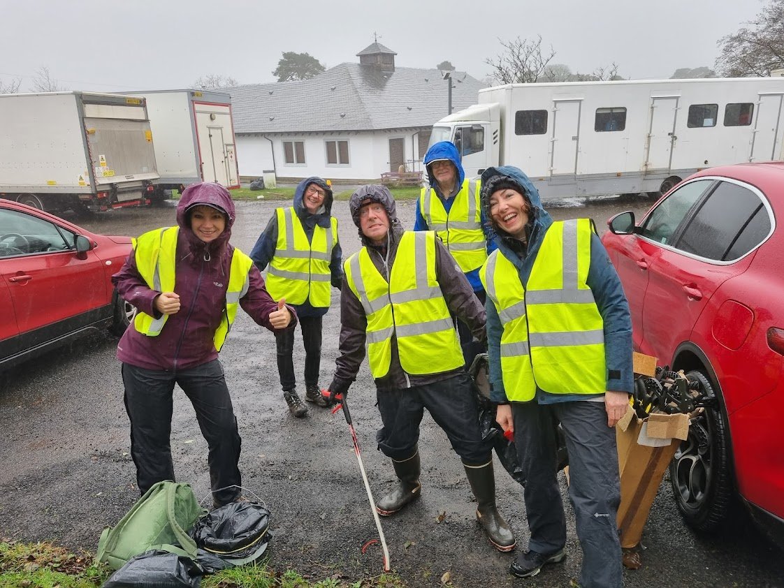 GrnTangerineCIC's tweet photo. It was never going to be easy, saving the planet
CCC Assembled @ Cornalees #Greenock
9 Hardy Volunteers
12 Bags of detritus
3 of which were recycled
12 lemon drizzle cakes
12 'bake off' cakes
1 boot!
#TakePrideInInverclyde #LoveWhereYouLive #PlayYourPart https://t.co/wALG6t1OH9