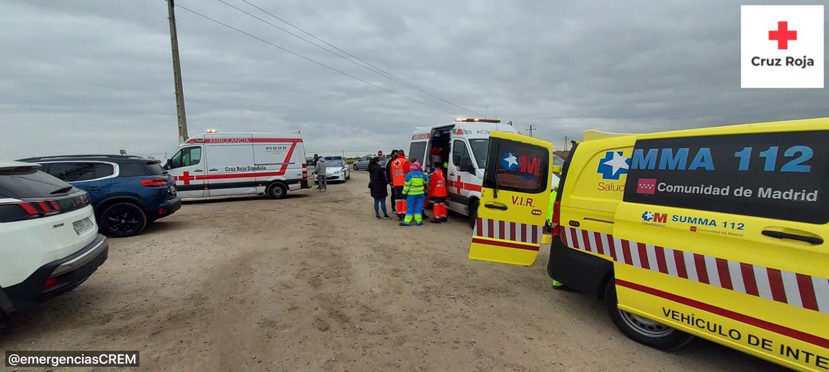 emergenciasCREM's tweet photo. Tras solicitud desde #SUMMA112 dos de nuestros #SVB intervienen, junto a VIR del SUMMA112, en la atención y evacuación de los heridos producidos en una colisión múltiple en la #M415 #SerranillosDelValle.
#ASEM112 https://t.co/Sy23CwMtuq