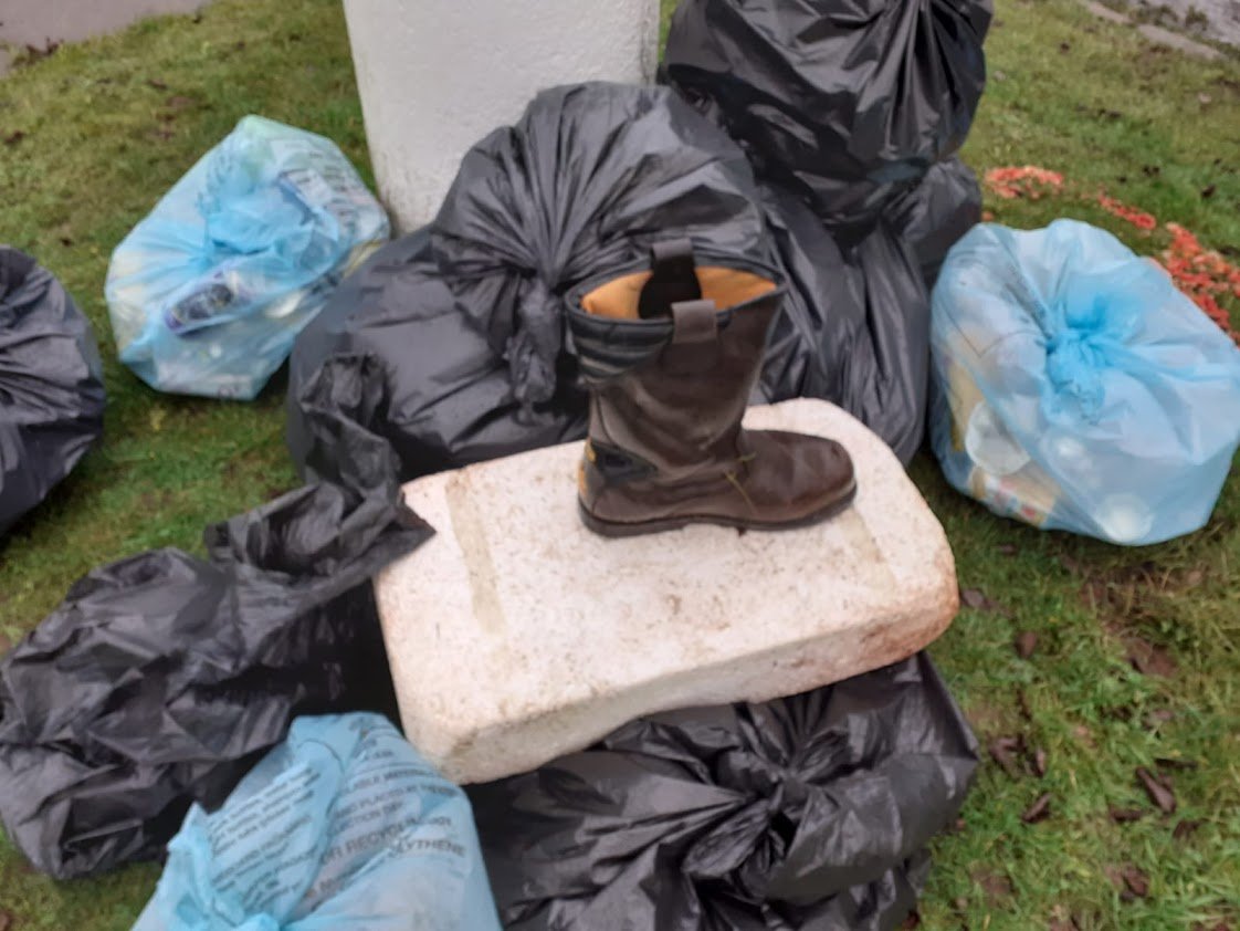 GrnTangerineCIC's tweet photo. It was never going to be easy, saving the planet
CCC Assembled @ Cornalees #Greenock
9 Hardy Volunteers
12 Bags of detritus
3 of which were recycled
12 lemon drizzle cakes
12 'bake off' cakes
1 boot!
#TakePrideInInverclyde #LoveWhereYouLive #PlayYourPart https://t.co/wALG6t1OH9
