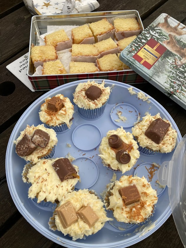 GrnTangerineCIC's tweet photo. It was never going to be easy, saving the planet
CCC Assembled @ Cornalees #Greenock
9 Hardy Volunteers
12 Bags of detritus
3 of which were recycled
12 lemon drizzle cakes
12 'bake off' cakes
1 boot!
#TakePrideInInverclyde #LoveWhereYouLive #PlayYourPart https://t.co/wALG6t1OH9