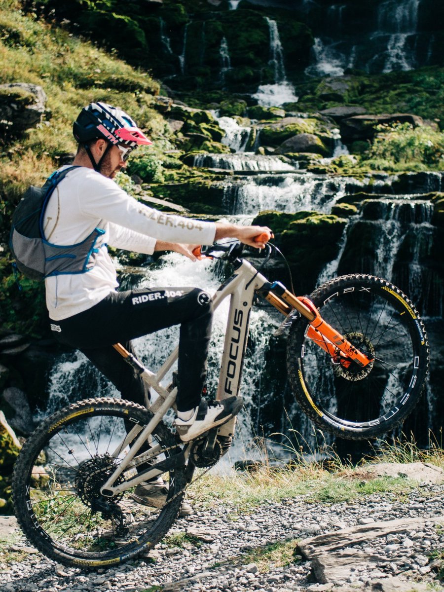 FOCUSBikes's tweet photo. In his latest video, Thomas Lapeyrie explores the area around Lac d'Anterne.
Visit his YouTube channel for a breathtaking landscape and to see the FOCUS SAM² in action!
📸 Romain Laurent
#focusbikes #focussam2 #ridebeyond #emtb #efully #enduro #ridetogether #lacdanterne #sam2 https://t.co/bdZz9bs6kY