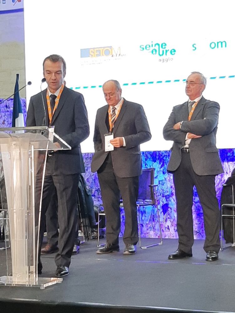 FQuintart's tweet photo. Je suis heureux de participer à l'inauguration du Centre de tri du Syndicat Etude Traitement Ordures Ménagères de l'Eure à Guichainville avec l'ensemble des acteurs de ce beau projet #AggloSeineEure #SETOM #SYGOM #LeTriPlusSimple #TousLesEmbalagesEtLesPapiersSeTrient! Bravo👍👏🚮 https://t.co/XufDvUyJug