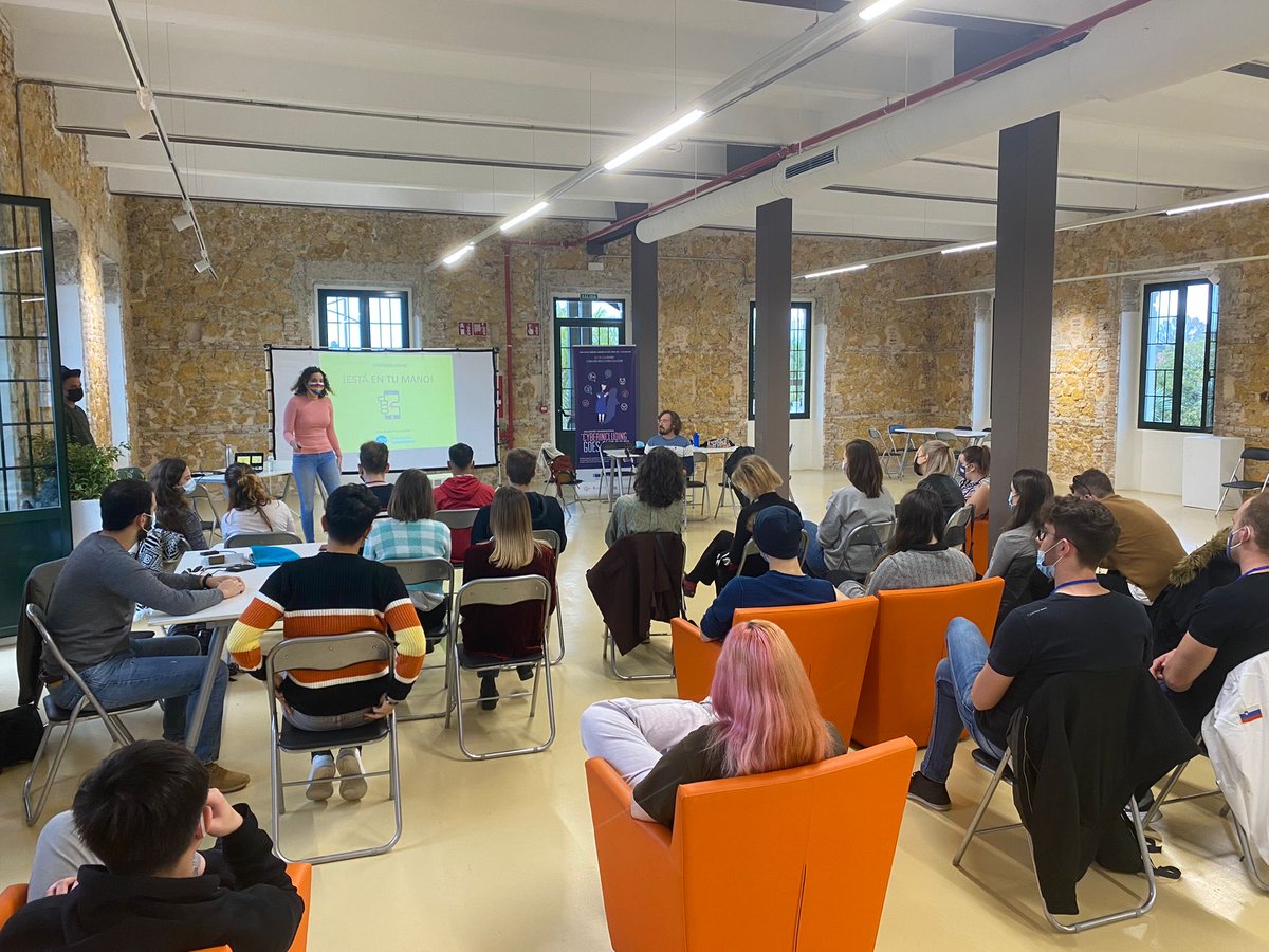 EuroJuventudMur's tweet photo. Hoy los participantes de 🇪🇸 🇮🇹 🇪🇪 🇸🇮 y 🇬🇧 de #Cyberincluding ⁦@EUErasmusPlus⁩ están con los jóvenes de ⁦@estaentumano20⁩ !!! Aprendemos de  su estrategia contra los mensajes de #odio . #HaciendoEuropa ⁦@AytoMurcia⁩ ⁦@Llampico⁩ ⁦⁦@ComisionEuropea⁩ https://t.co/t7N8OA5Sfu