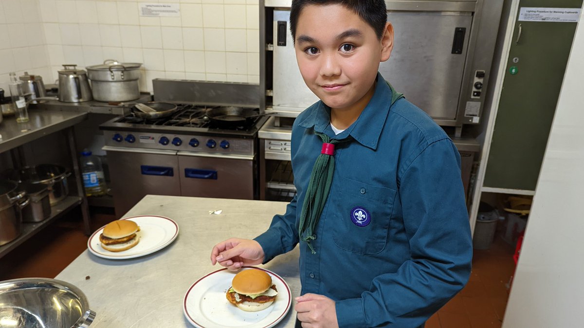 1sthooktroop's tweet photo. Lots of washing up after last night's burger and milkshake night. Luckily the PLs and APLs are staying at HQ for a training weekend! #iscout https://t.co/1gQjYUHRRx