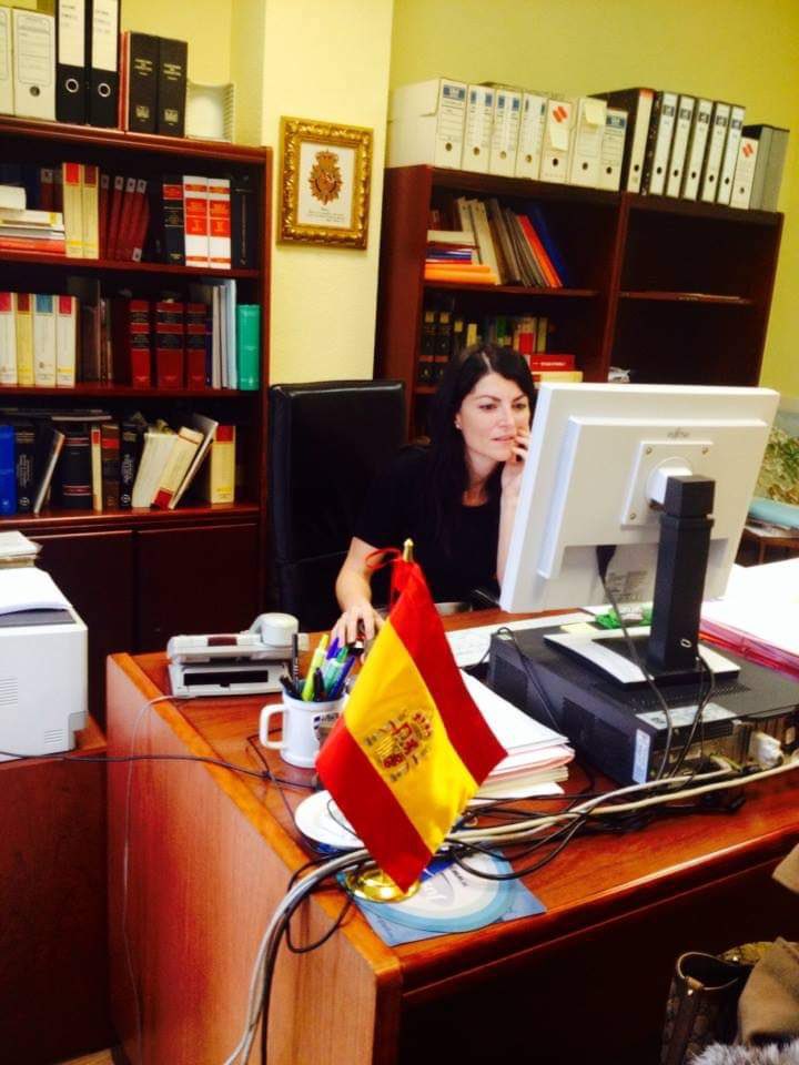 Macarena_Olona's tweet image. Hoy hace 12 años que alcancé mi sueño de convertirme en servidor público como Abogado del Estado. Después de 5 años de oposición y 10 horas diarias de estudio. Valió la pena. Servir a los españoles es la mayor honra. Y así continúo. Sirviendo. No hay sueños imposibles, opositores