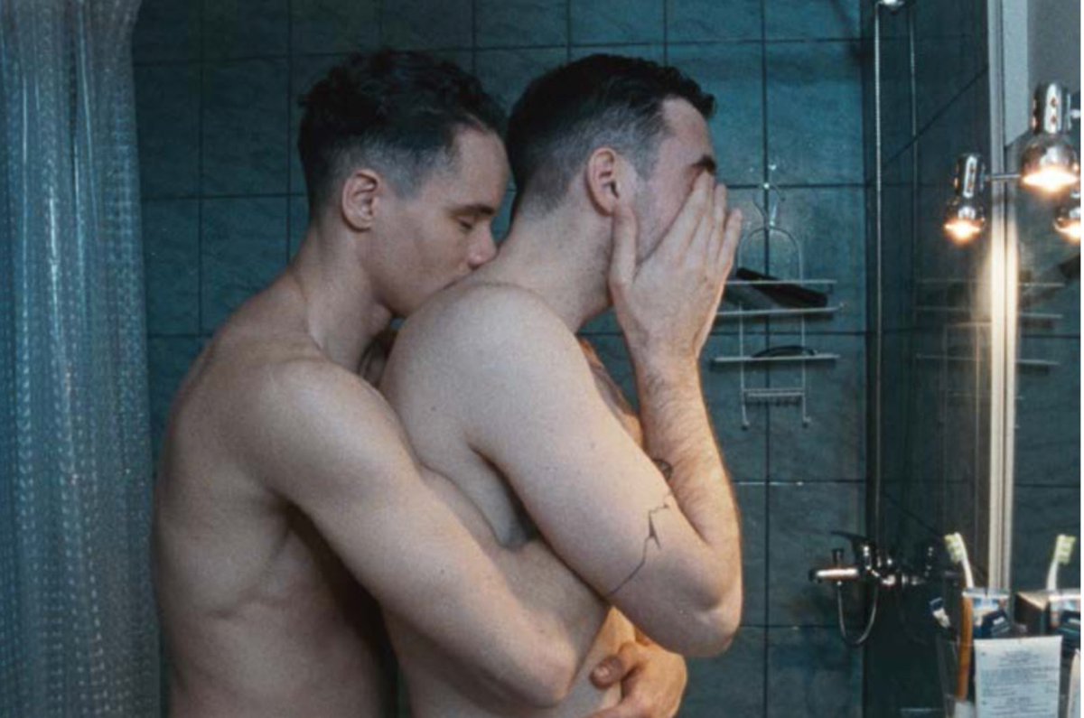 Lilylit_blog's tweet photo. C'est parti pour @CheriesCheris ! On vous emmène en Europe de l'Est où les personnes #LGBT+ ne peuvent pas toujours vivre sans risques... Côté fiction dans #PoppyField avec un policier gay, côté docu avec #ColorsofTobi, jeune adulte en questionnement.
https://t.co/Moa3Ao4YMn https://t.co/YBLp5IKRzj