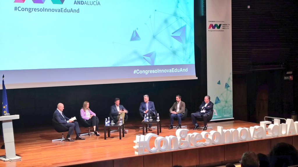 Arrancamos la segunda jornada del #CongresoInnovaEduAnd intentando poner el foco en las aulas que necesitan nuestros alumnos en este siglo XXI. Interesantes reflexiones de los facilitadores de herramientas del mundo empresarial.

<a href="/CarlosAlonsoHP/">Carlos Alonso</a> <a href="/AbadiaOlaia/">Olaia Abadía García de Vicuña</a> <a href="/GrupoSolutia/">Grupo Solutia</a>