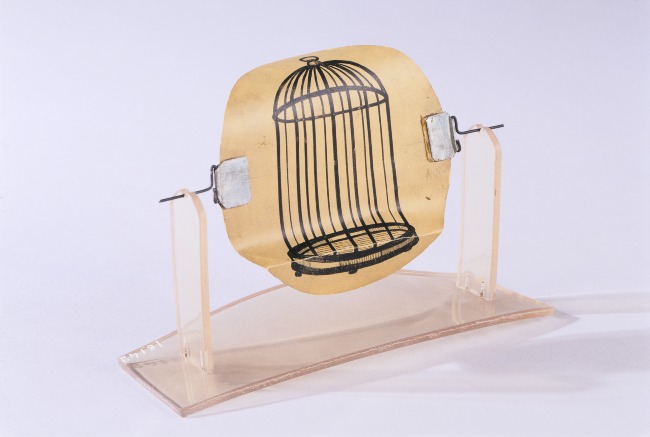 #Ceweekend au musée. Il nous fait tourner la tête 🎶🎵ce thaumatrope ! Comment ça marche ? #Visite flash "Tournez, images ! " pour petits et grands. 
📅 Dimanche à 10h30
Réservation : arts-et-metiers.net/musee/format-c…
<a href="/ApprendsMoiMam/">ApprendsMoiMaman</a>, <a href="/lamuseFr/">lamuse.fr</a>, <a href="/sortirapariscom/">Sortiraparis</a>, <a href="/PARISMARAIS/">PARISMARAIS ® The Travel Guide to Le Marais</a>, @JournalJDE