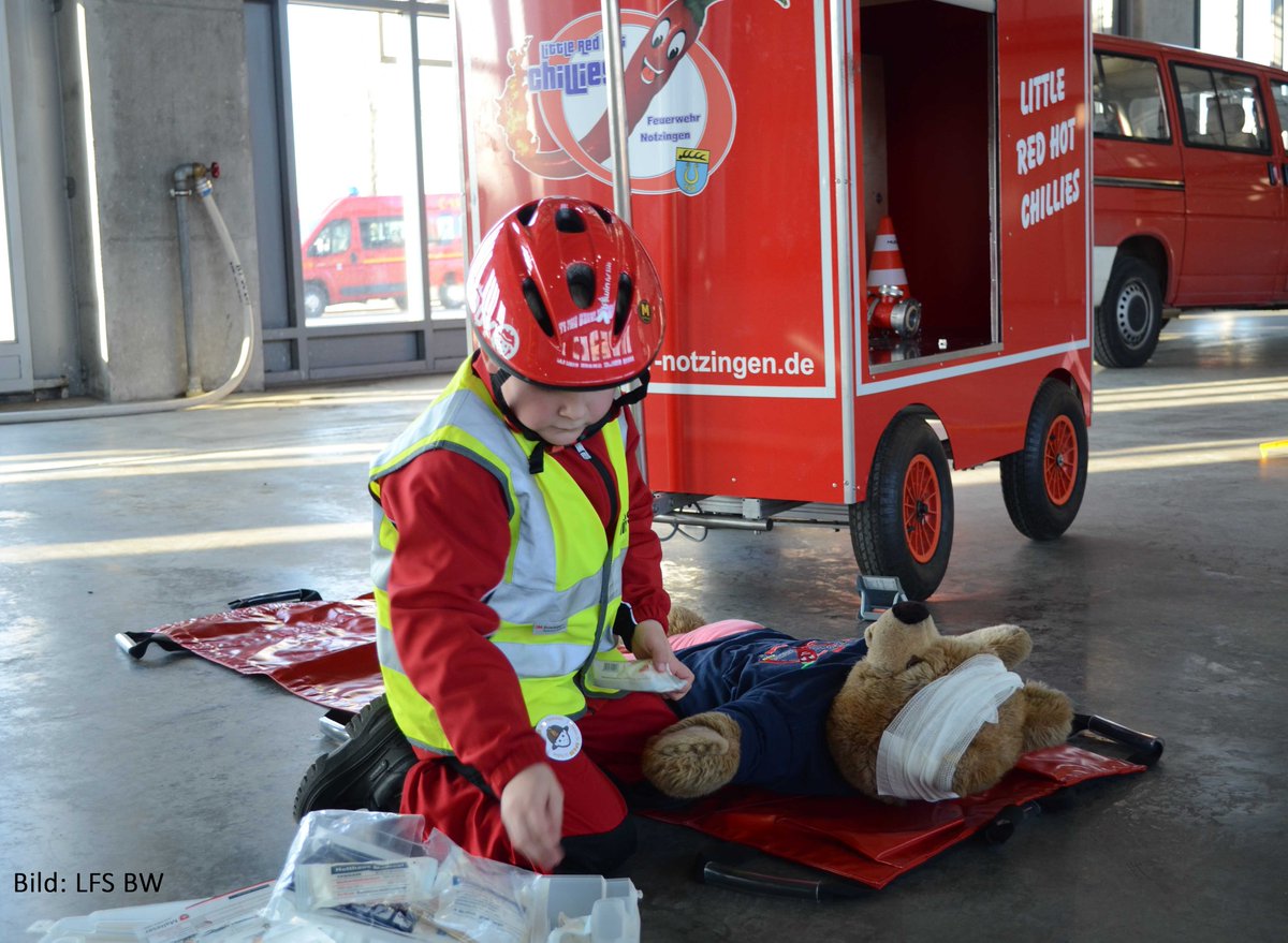 Feuerwehrfrau oder -mann muss für Kinder kein Traum bleiben! 🚒 👨‍🚒👩‍🚒🚒 Wussten Sie das? In vielen Gemeinden können Kinder bereits ab der ersten Klasse Feuerwehr in Kindergruppen erleben. Informationen gibt es bei Ihrer Feuerwehr vor Ort! #Weltkindertag