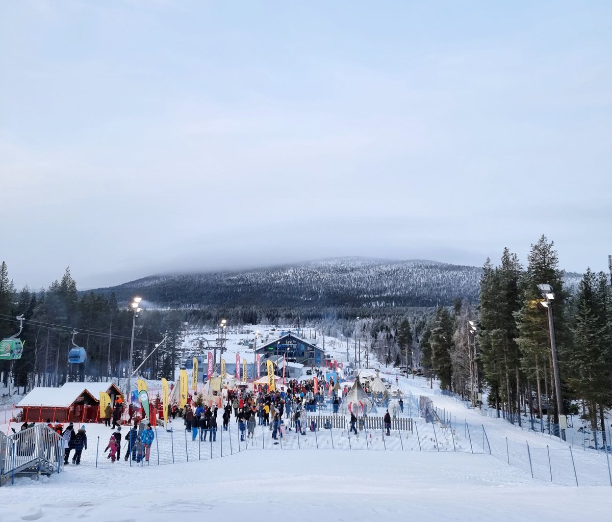 Ilmassa alkaa olla kansainvälisen urheilujuhlan tuntua! Ensimmäinen laskija portista kello 11.30. Tervetuloa mukaan paikan päällä tai Ylen lähetyksen välityksellä! 

#WorldCupLevi #AlpineWorldCup