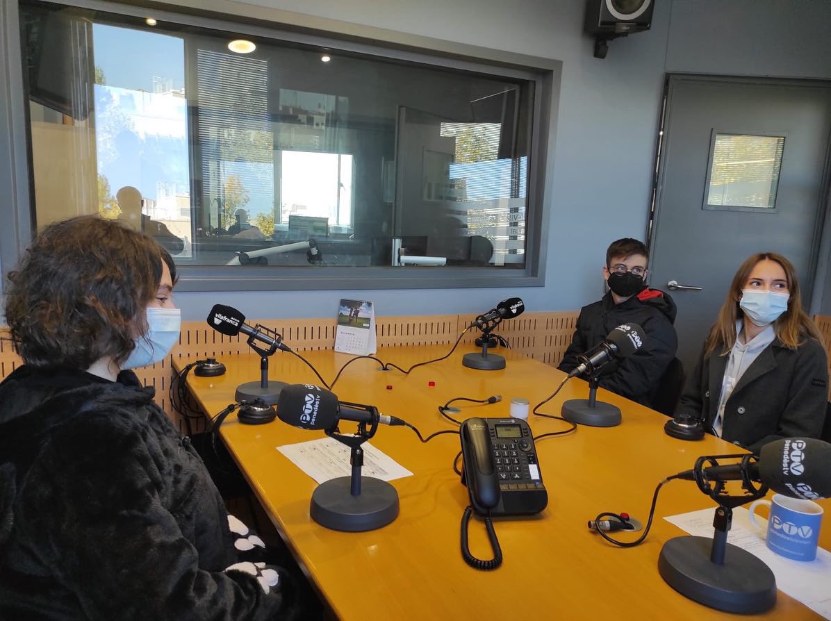 VedrunaVila's tweet image. Una representació dels alumnes de Labdoo han estat a Ràdio Vilafranca explicant el premi a nivell estatal que l'escola ha guanyat a la VII edició dels premis Aprenentatge i Servei 2021. Dilluns a les 10 del matí s'emetrà @rtvvilafranca.🎙