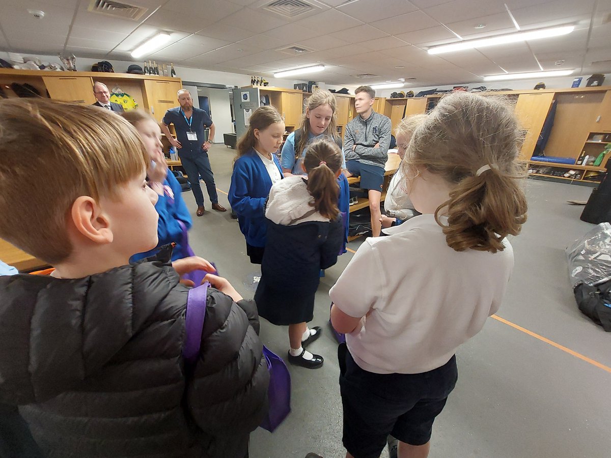 GriffydamSch's tweet photo. Thanks you so much @WarwickshireCCC @BrookesHenry @ethanbrookes2 for our tour yesterday. It was amazing! #you bears @ThisIsCentury @YouthSportTrust @NWLSSP https://t.co/NEyrMSR0Wp