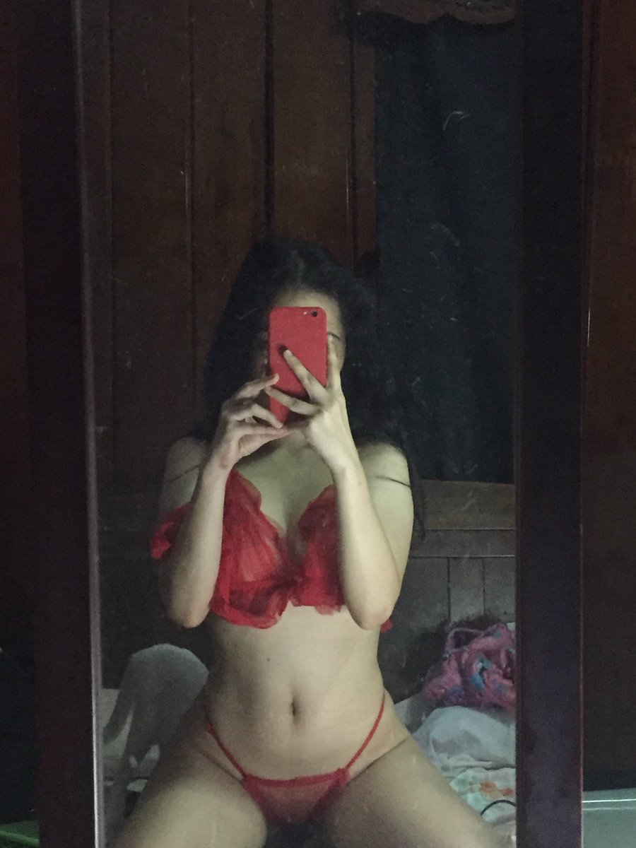 deannealt_'s tweet photo. red is my color i guess ❤️ https://t.co/XmIXiIeAfw