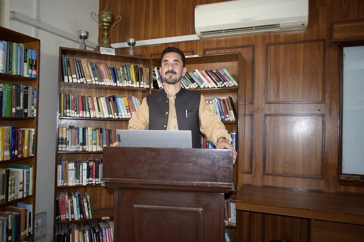 QAU_HistoryDep's tweet photo. It was a wonderful seminar on
"Step towards digital world; Introducing PASTIC resources" 
Thanks to the administration of #Pastic
Department of #history  #quaid_i_azam_university #Islamabad 
#QAU https://t.co/5GlG9izcQZ